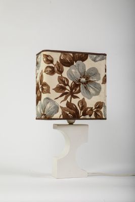 une lampe posée sur un pied blanc