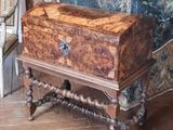 une petite boîte en bois posée sur une table dans une pièce
