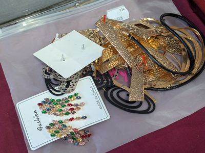 un sac contenant des bijoux posé sur une table, avec une étiquette de prix
