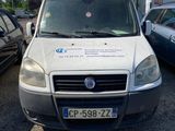 une camionnette blanche garée à côté d'une voiture noire