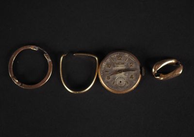 trois types de bagues différents et une montre sur un fond noir