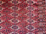 un tapis rouge et noir à motifs