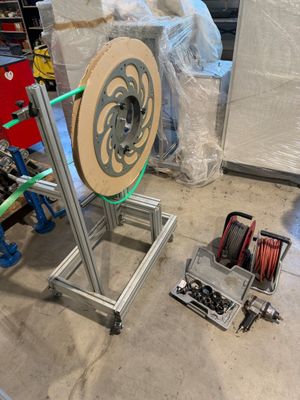 une machine posée sur le sol d'une pièce