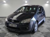 une photo d'une voiture noire avec une bande blanche sur le capot