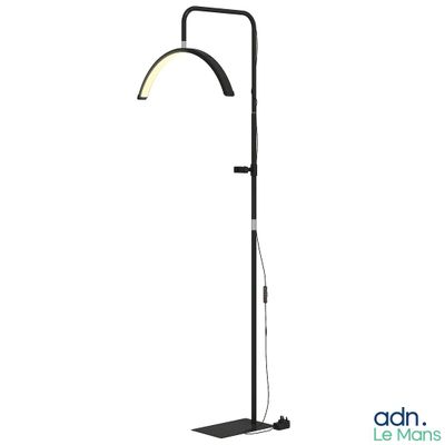 un lampadaire noir surmonté d'une lumière blanche