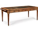 une vieille table en bois avec deux tiroirs et un plateau en marbre