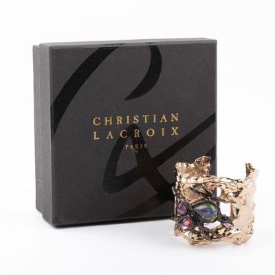 un gros plan d'une boîte contenant une bague