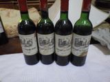 trois bouteilles de vin sont alignées sur une table