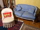deux canapés et un fauteuil dans un salon