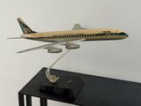 une maquette d'avion posée sur une table