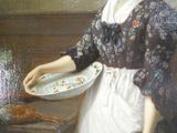 un tableau représentant une femme tenant une assiette sur laquelle est posé un homard