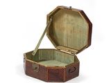 une vieille valise ouverte posée sur une surface blanche