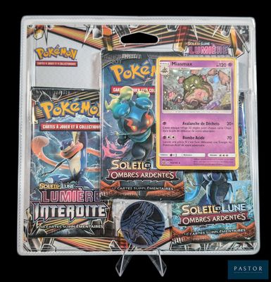 Le jeu de cartes à collectionner Pokémon se trouve dans un étui en plastique transparent