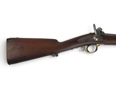 un vieux fusil avec un canon en bois sur fond blanc