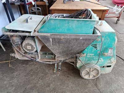 a machine that is sitting on the ground next to a table