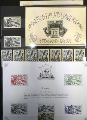 la photo d'une vitrine contenant des timbres