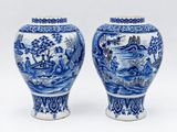 une paire de vases bleus et blancs ornés d'un paysage