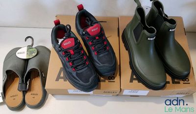 trois paires de chaussures pour homme et une boîte à chaussures posées sur une table