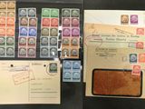 Plusieurs timbres et enveloppes différents sont exposés dans une vitrine.