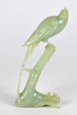 Oiseau en jade sculpté chinois posé sur une branche d'arbre