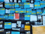 de nombreuses boîtes contenant différents types de cire, posées par terre