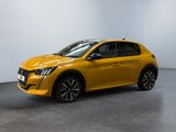 une voiture jaune garée dans une pièce aux murs blancs