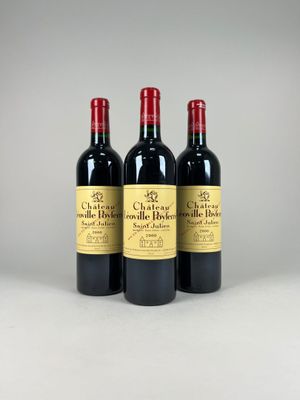 trois bouteilles de vin rouge posées côte à côte sur une table