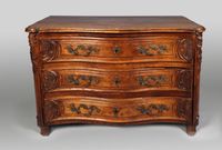 Commode tombeau en bois massif, à façade mouvementée, ouvran…