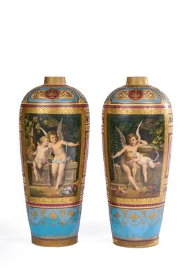 paire de vases bleus et dorés ornés de chérensils
