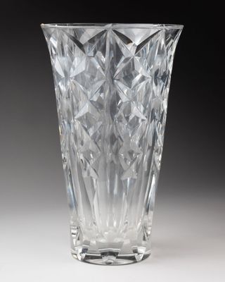 un vase en verre posé sur une table