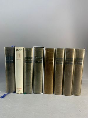les livres sont alignés sur une surface blanche