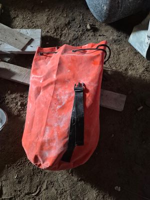un sac orange posé par terre