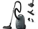 un aspirateur posé par terre à côté d'autres aspirateurs