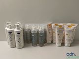 de nombreuses bouteilles de lotion posées sur une table