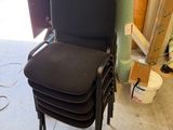 une chaise noire qui se trouve dans un garage