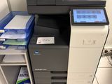 une imprimante multifonction posée sur une étagère dans une pièce