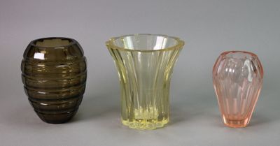 trois vases posés l'un à côté de l'autre sur une table