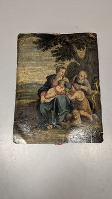 un vieux livre sur lequel figure le portrait d'une femme tenant un enfant dans ses bras