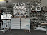 un gros tas d'objets métalliques dans un entrepôt