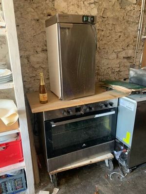 une image d'une cuisine avec une cuisinière et un réfrigérateur