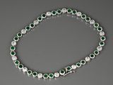 un collier d'émeraudes et de diamants