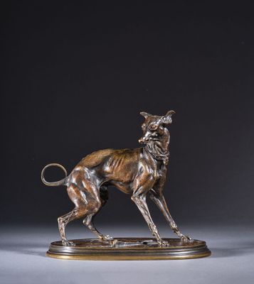 une statue en bronze représentant un chien debout sur un socle