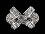 une image représentant une bague en diamant sur fond noir