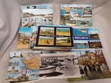 tout un tas de cartes postales posées sur une table