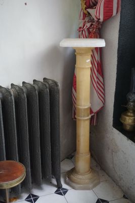 un radiateur dans un coin de la salle de bains, avec une serviette accrochée dessus