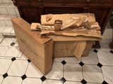 une boîte posée par terre devant un lavabo