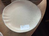 de nombreuses assiettes posées sur la table, accompagnées d'une étiquette indiquant leur prix
