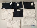six paires de t-shirts pour homme, blancs et noirs, avec leurs étiquettes encore attachées
