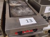 de nombreuses casseroles et poêles sur le comptoir de la cuisine