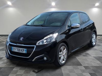 une voiture noire garée dans un garage au sol en damier